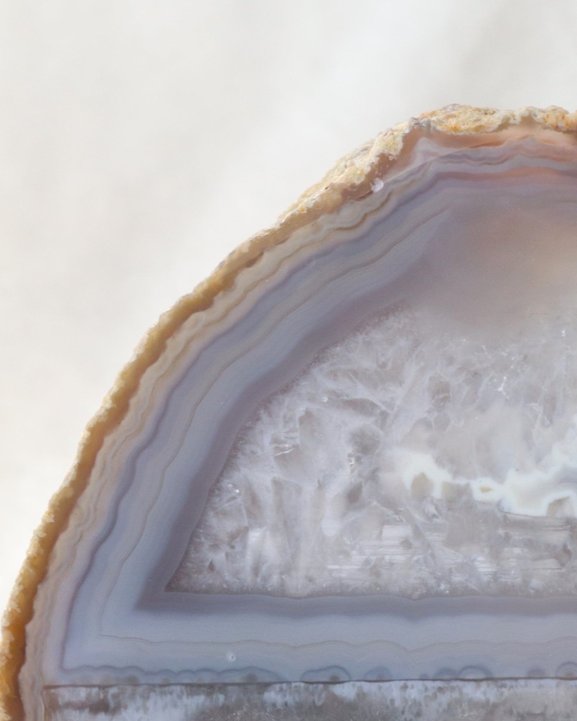 Agate candle holder with the colors blue, white and transparant. Photo taken from the details.