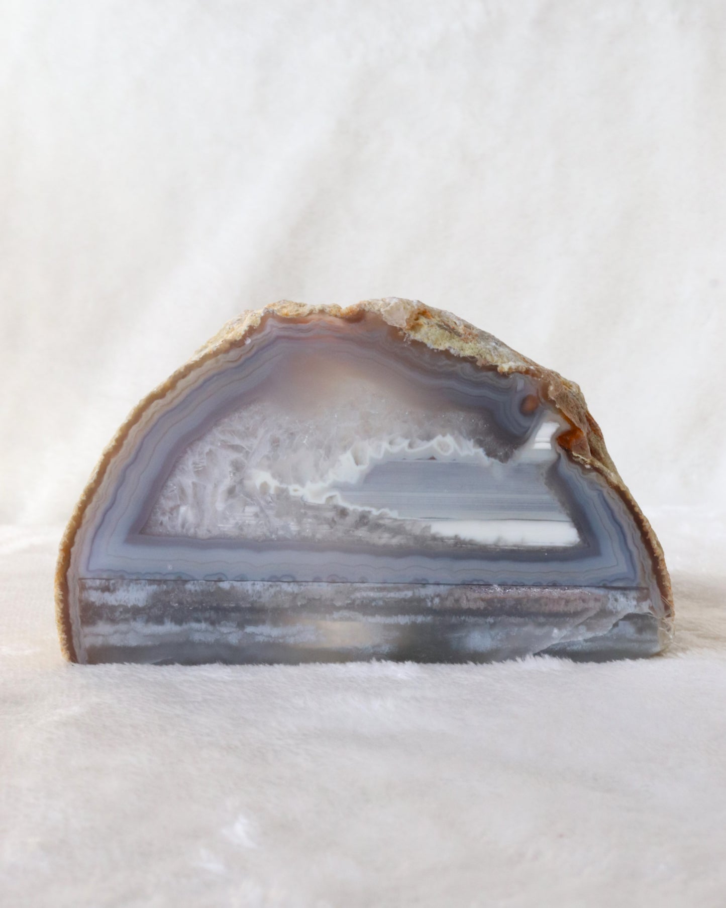 Agate candle holder with the colors blue, white and transparant. Photo taken from the front.