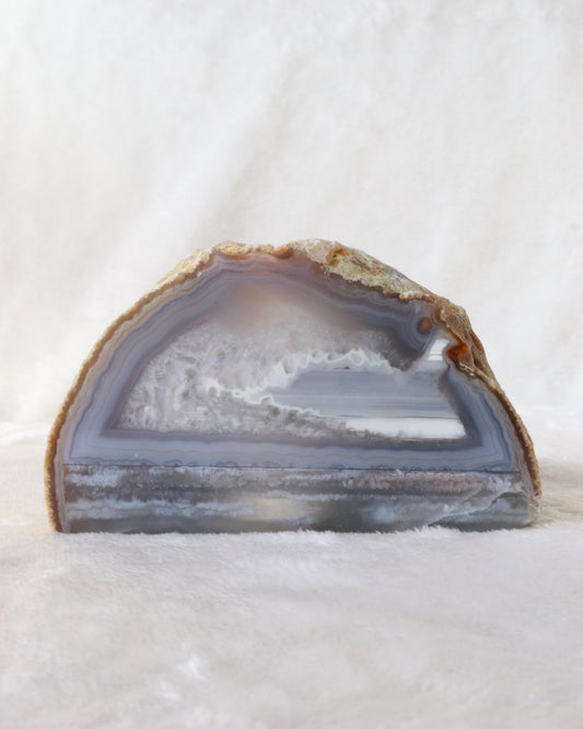 Agate candle holder with the colors blue, white and transparant. Photo taken from the front.