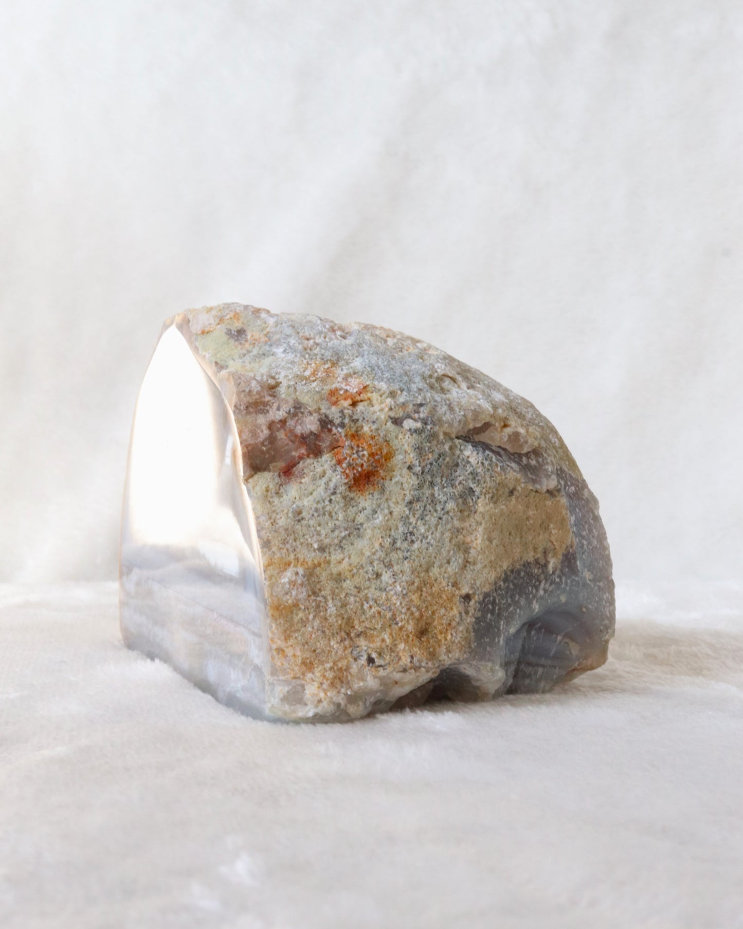 Agate candle holder with the colors blue, white and transparant. Photo taken from the side.